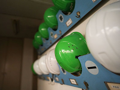 若手は白いヘルメット、緑色は来客用です（2020）