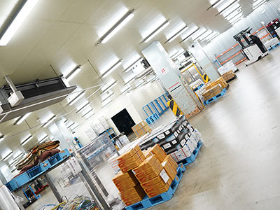 箱崎配送センターでは、地域別に商品を揃えておきます（2020）